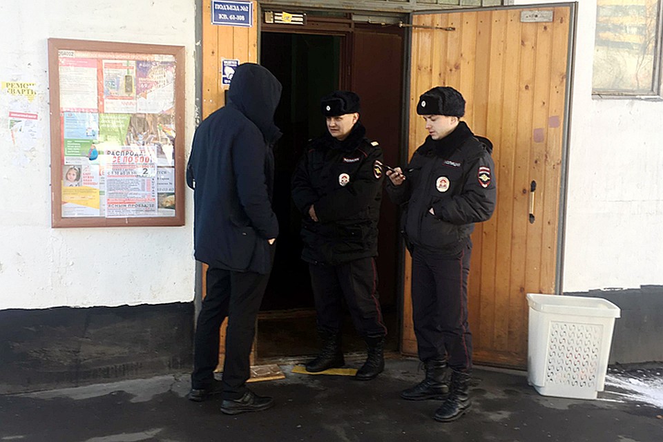 В подъезд полицейские журналистов не пускают