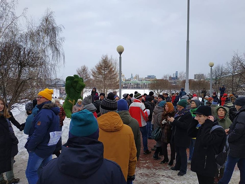 Обнять сквер пришли неравнодушные екатеринбуржцы - не только молодежь, но и пенсионеры и родители с детьми Фото: Дмитрий Москвин