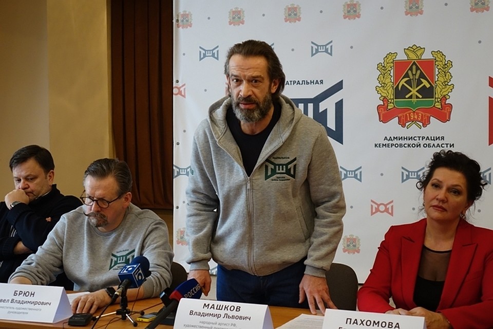 «Воздушно-капельным путем»: Владимир Машков рассказал, как проходит обучение в Школе Олега Табаков.