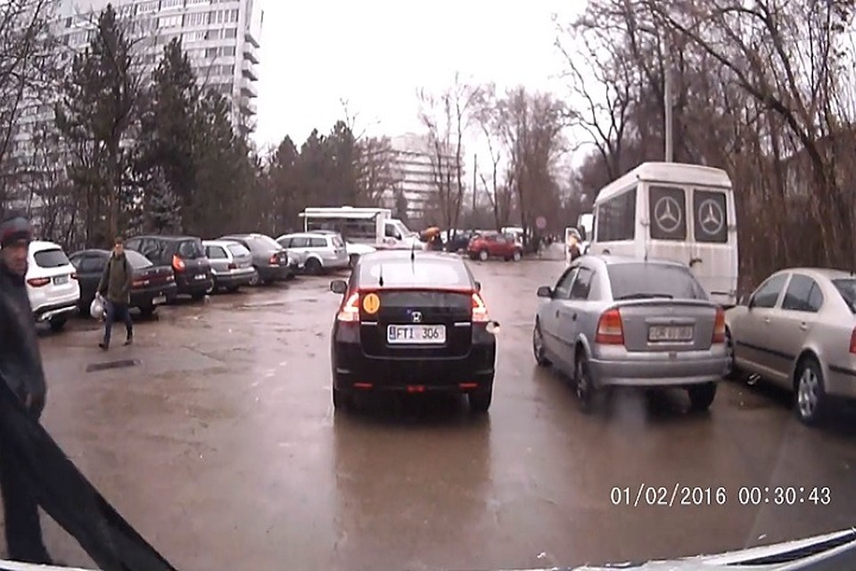 Автомобилистка сознательно не уступила дорогу "скорой" (Фото: скрин с видео).
