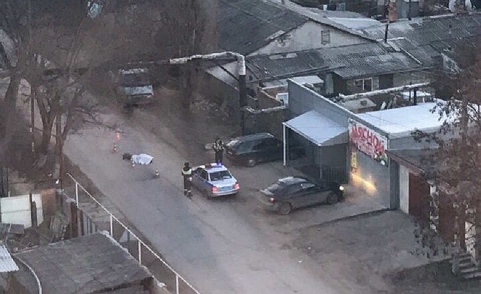 Погибший лежал на дороге. Фото: Виталий Олегович/ ВК /"Клуб вежливых водителей "Автопартнер"