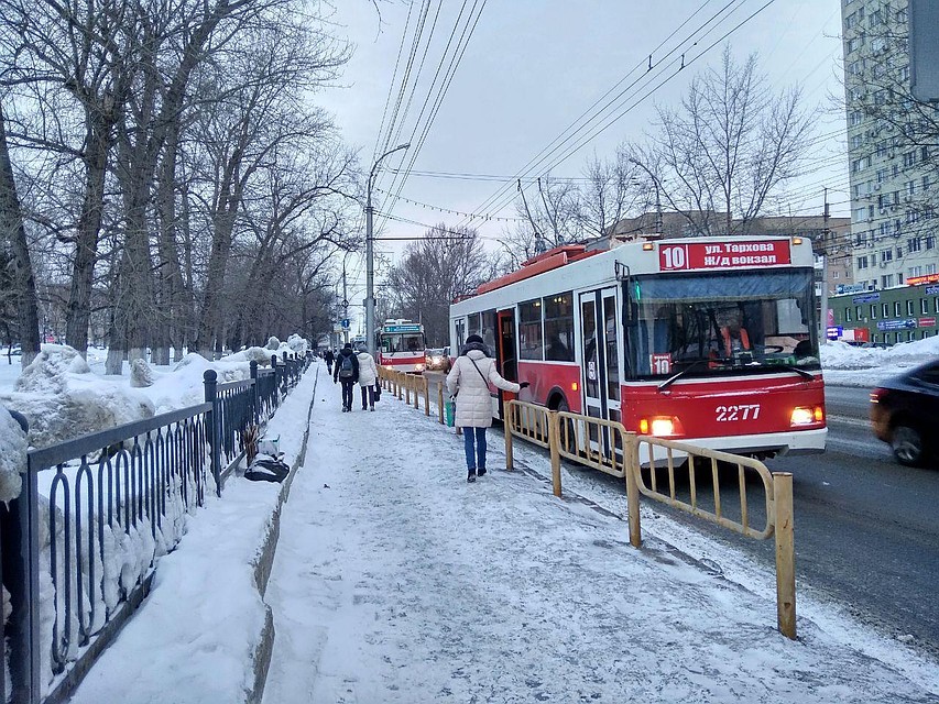 Троллейбусы стоят перед остановкой "Стрелка"