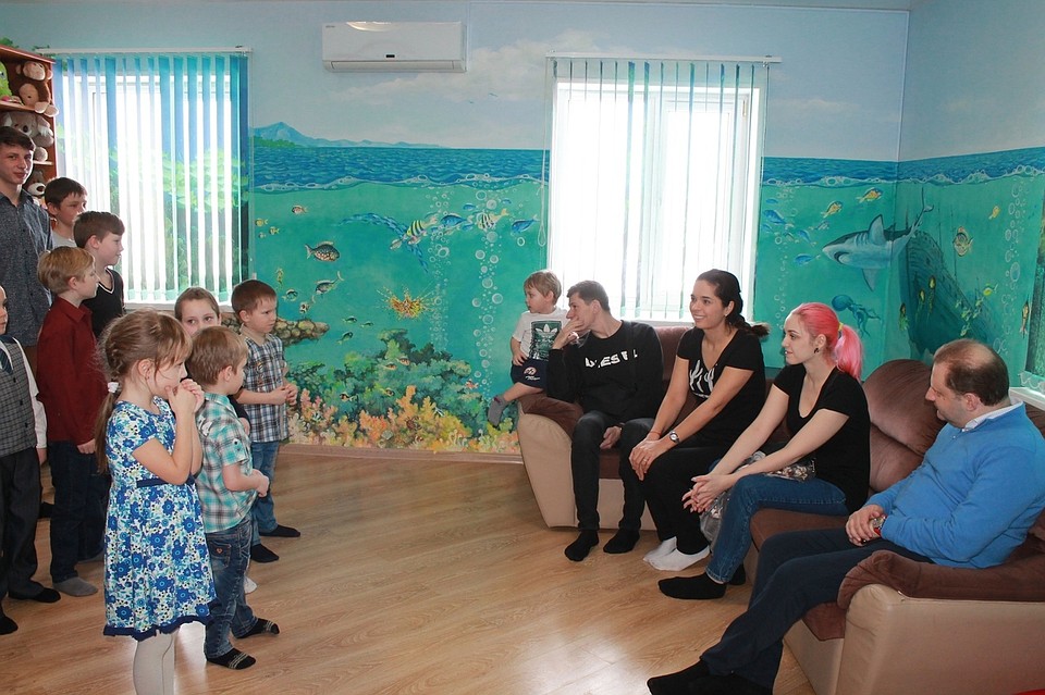 педагог-психолог центра встретила гостей в национальном костюме