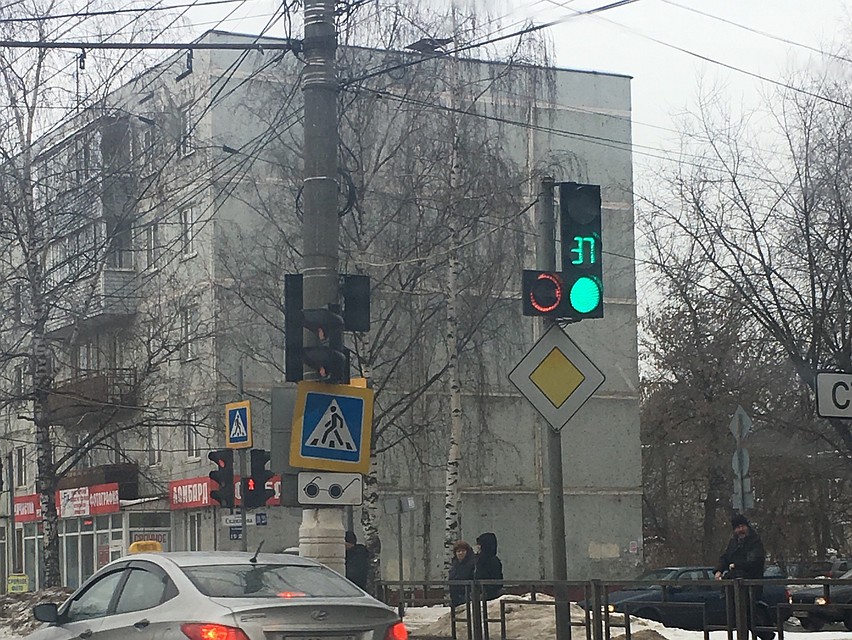 Тем, кто поворачивает налево, выезжать на перекресток на основной зеленый нельзя