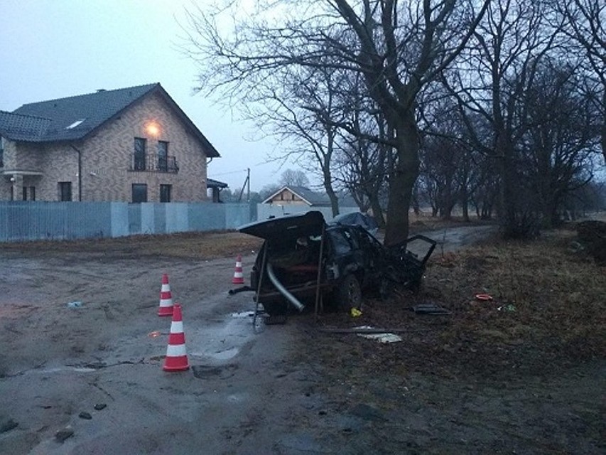 На повороте водитель джипа не разъехался с деревом.