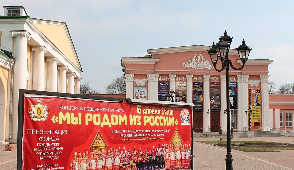 Концертный и камерный залы филармонии расположены в соседних зданиях