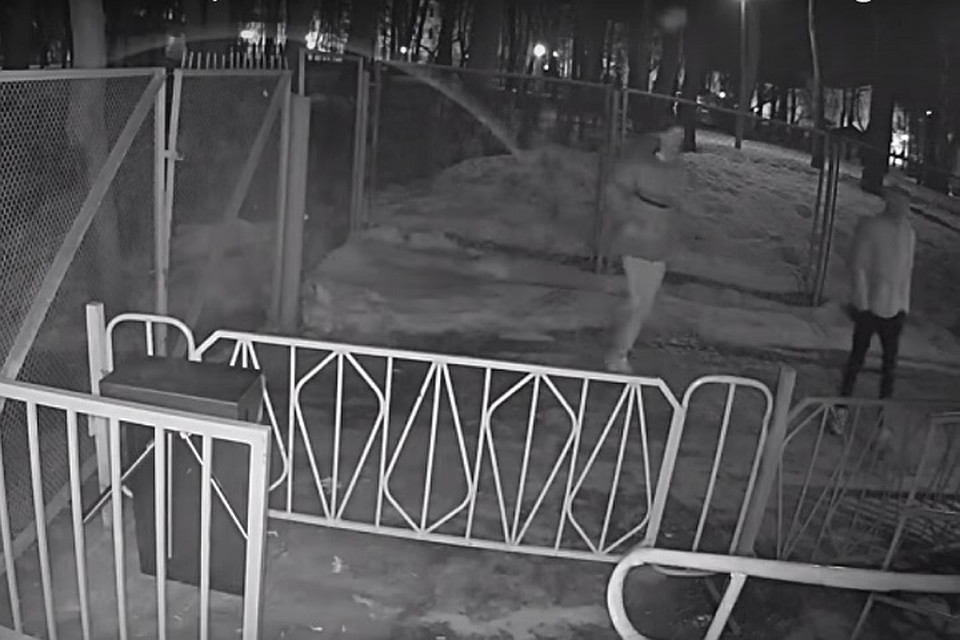 Поджигатели принесли с собой горючую жидкость. Фото: стоп-кадр.