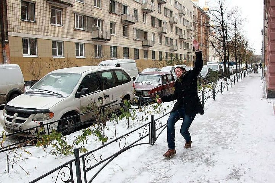 Коммунальщикам пришлось ответить за наледь на тротуаре.