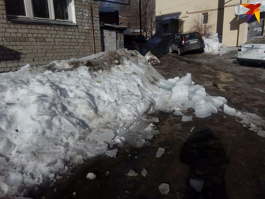 Во дворе снежная лавина раздавила автомобиль