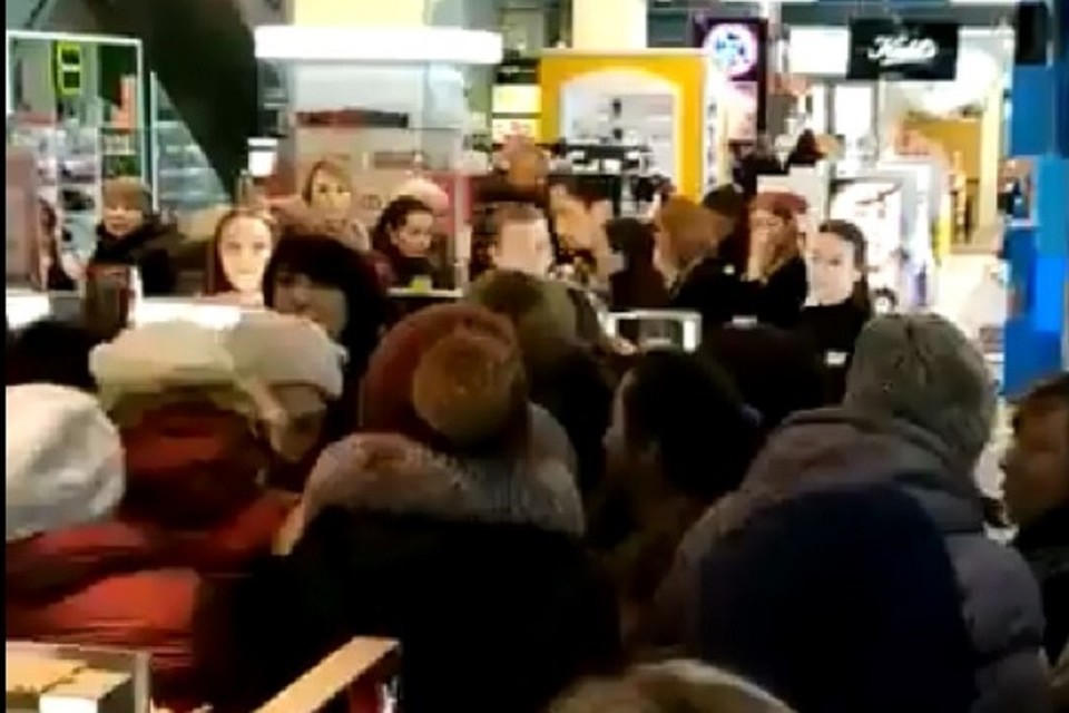 В давке было замечено несколько мужчин, но куда им было до разбушевавшихся дамочек.