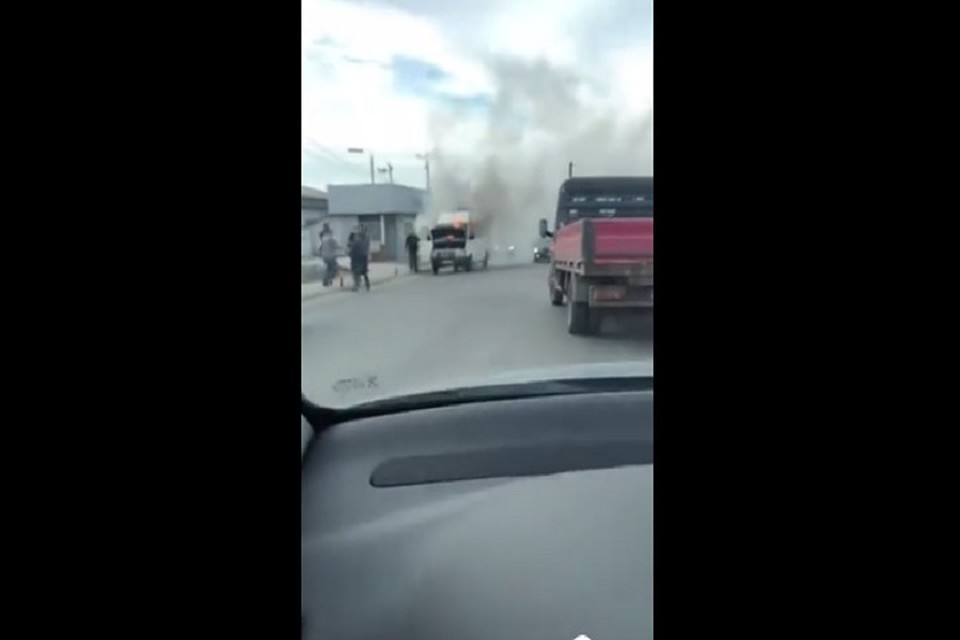 Маршрутка загорелась на ходу (Фото: скрин с видео).
