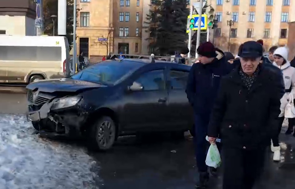 Машина изрядно побита, однако люди не пострадали.