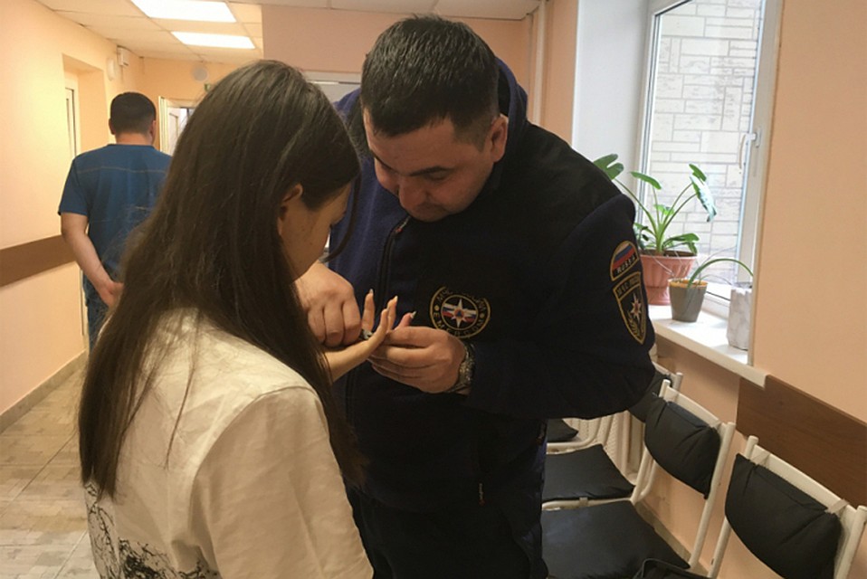Если замуж еще рано: на Камчатке спасатели освободили девушку от кольца