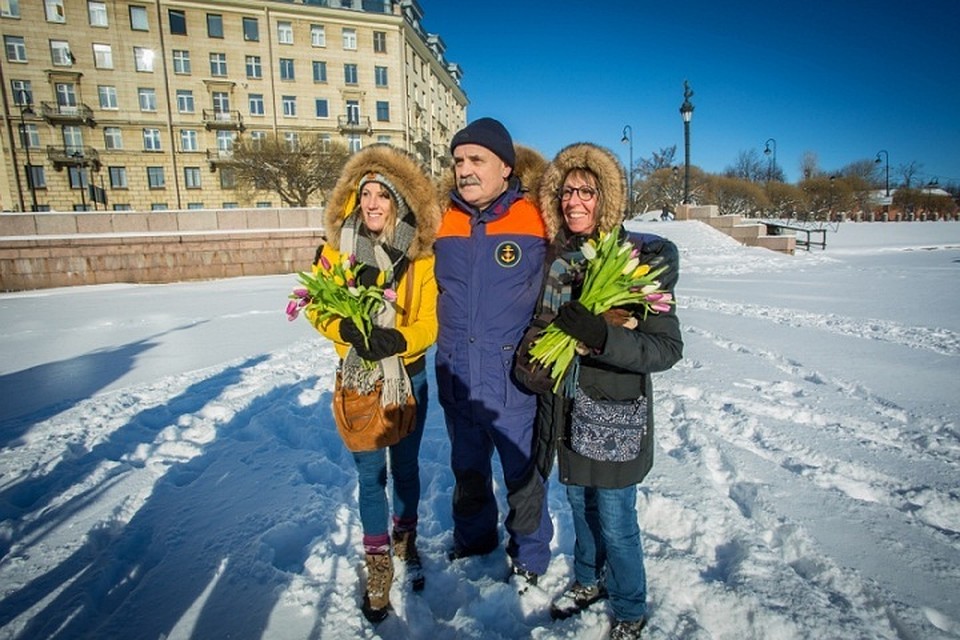 Петербургские спасатели поздравили женщин с 8 марта. Фото: ГУ МЧС по СПб.