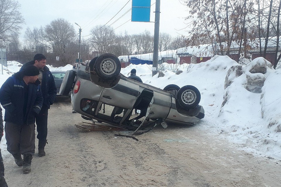 В Кирове Нива Шевроле перевернулась, угодив в узкую колею. Фото: vk.com/auto43