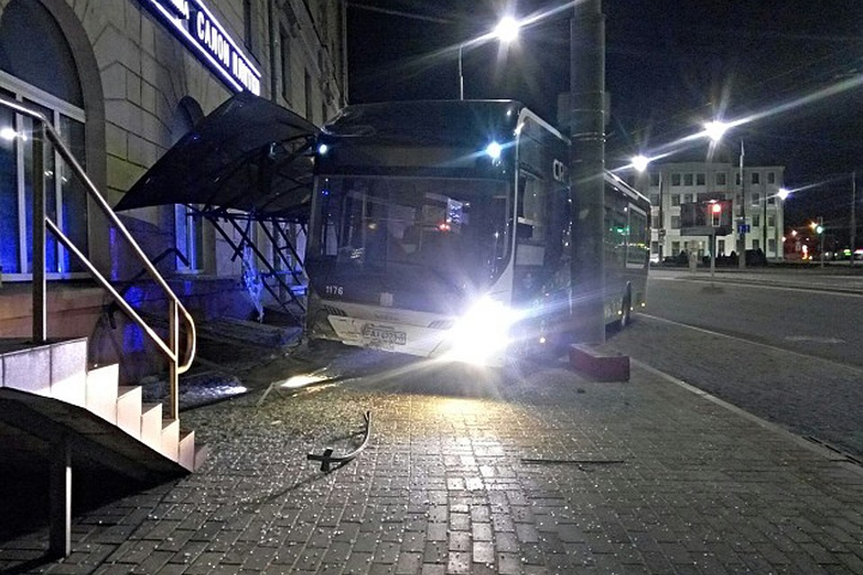 В Могилеве подаренный китайцами электробус «сошел с ума» и протаранил остановку. Фото: Павел Яцковский, сообщество МОГИЛЕВ Live, ok.ru.