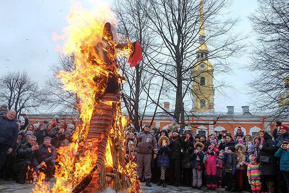 Петербуржцы проводили зиму, собравшись у Петропавловской крепости.