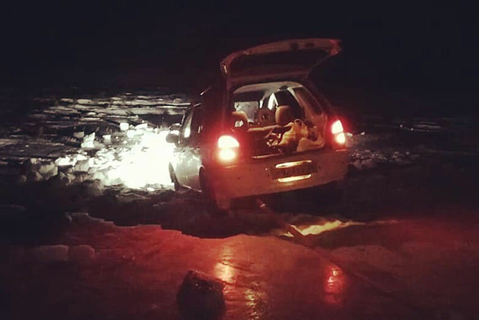 Легковой автомобиль застрял на льду водохранилища в районе ручья Малый Гармакан. Фото: instagram.com/amurskiespasateli