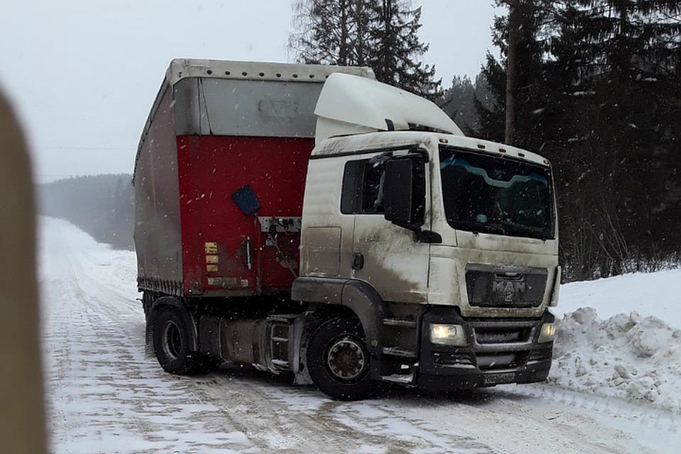 Грузовик простоял на дороге как минимум двое суток. Фото: vk.com/id406731484