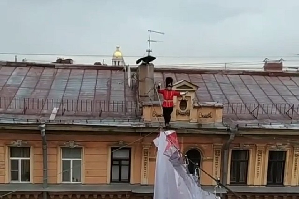"Британский гвардеец" прошел между домами в Петербурге на высоте 15 метров Фото: стоп-кадр с видео в Instagram