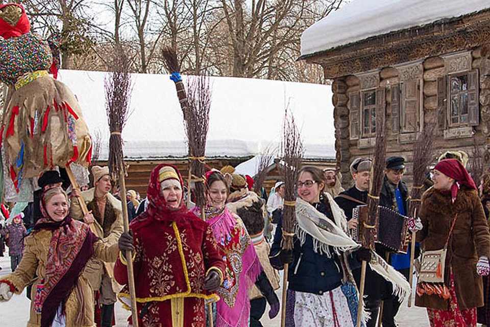 Масленичные гуляния в обернулись скандалом: блины кидали в толпу празднующих. Фото: "Щелоковский хутор"
