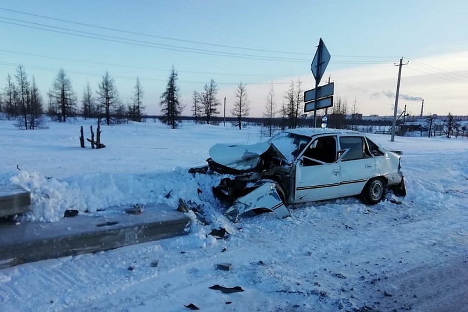 В Новом Уренгое легковушку раздавила дорожная плита, упавшая с КамАЗа Фото: Госавтоинспекция Ямала