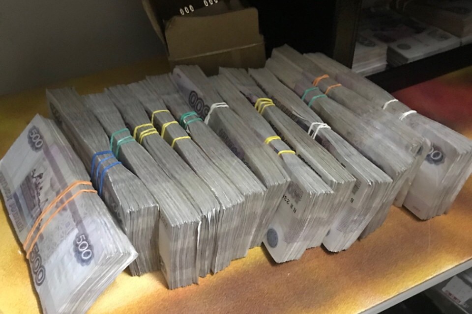 Приставы-исполнители объяснили отцу, зачем приехали и оставили повестку о явке в отдел судебных приставов