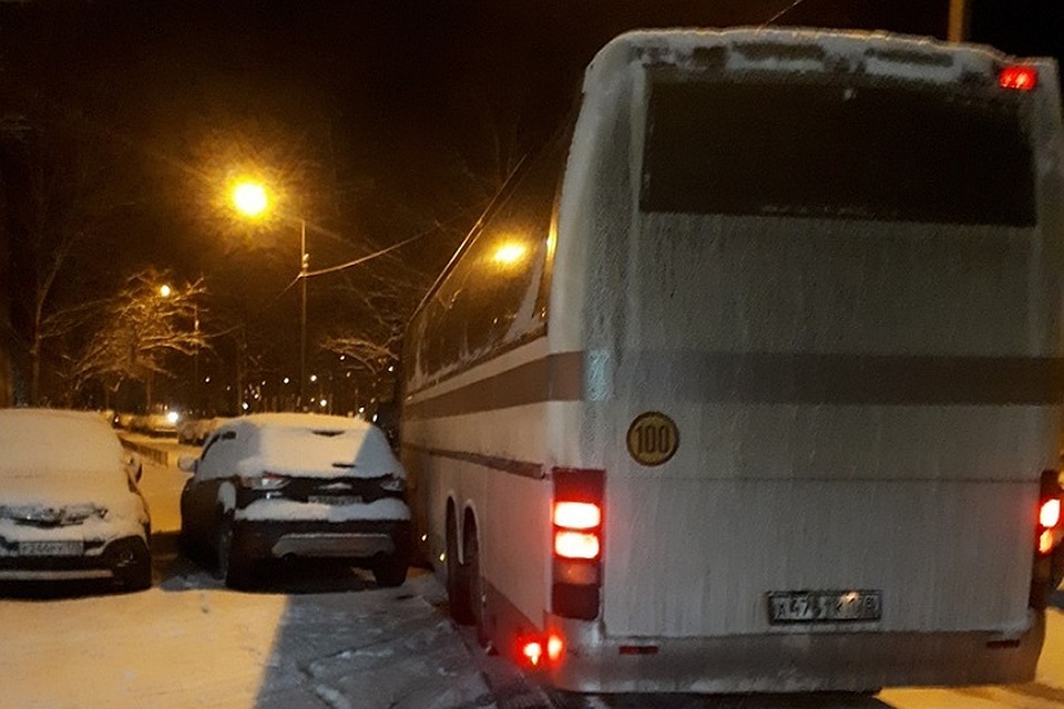 Автобус растолкал автомобиле на парковке во дворе Петербурга