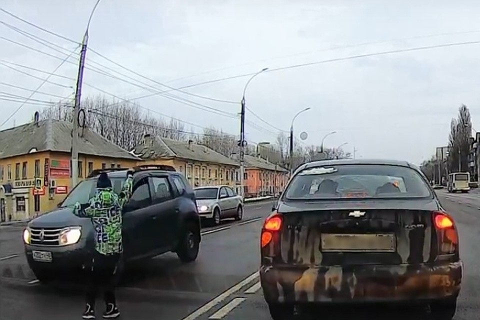 Мальчик едва не попал под машину