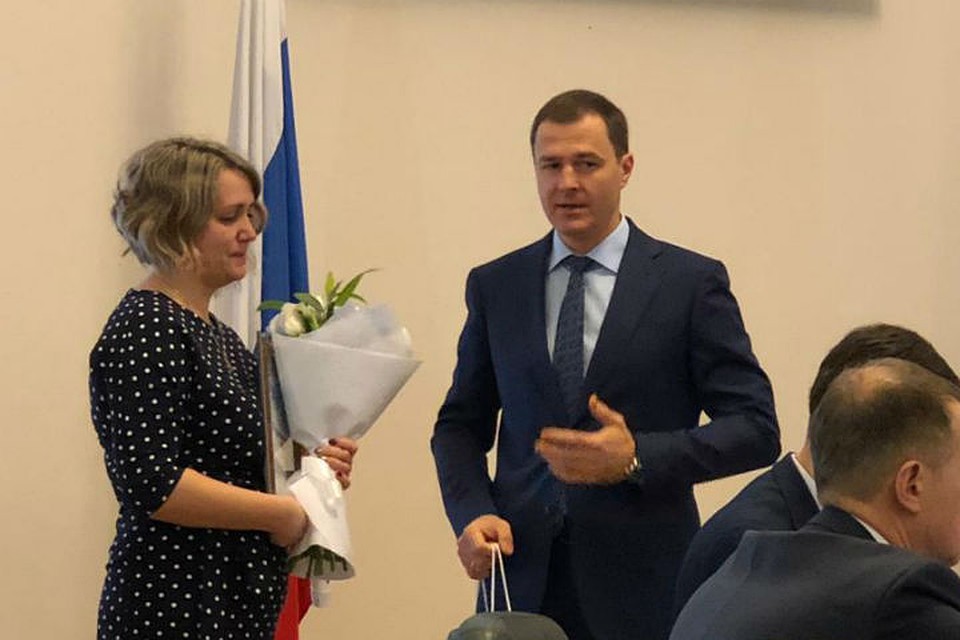 Мэр Ярославля лично поблагодарил Елену Топунову за профессионализм и чуткое отношение к людям. Фото: "ЯрГЭТ".