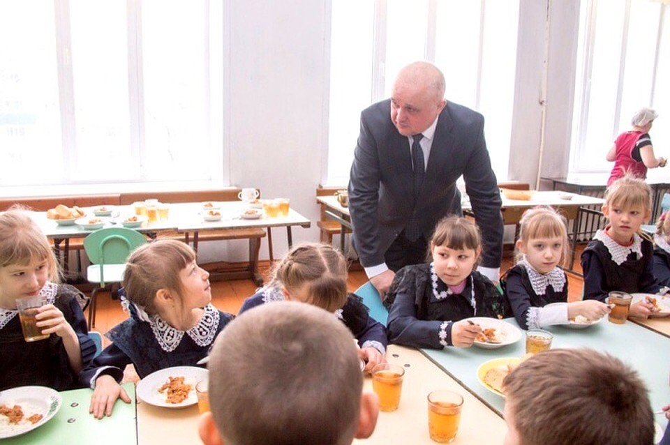Сергей Цивилев похвалил выпечку в прокопьевской школе. Фото: АКО.