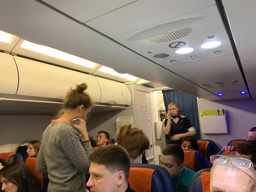 Одному из пассажиров стало плохо через 20 минут после взлета. Фото Николая Чумакова.