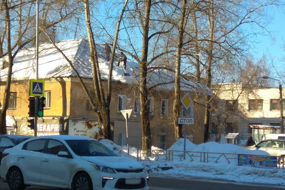 В Кирове коммунальщики начали активно убирать снег с крыш
