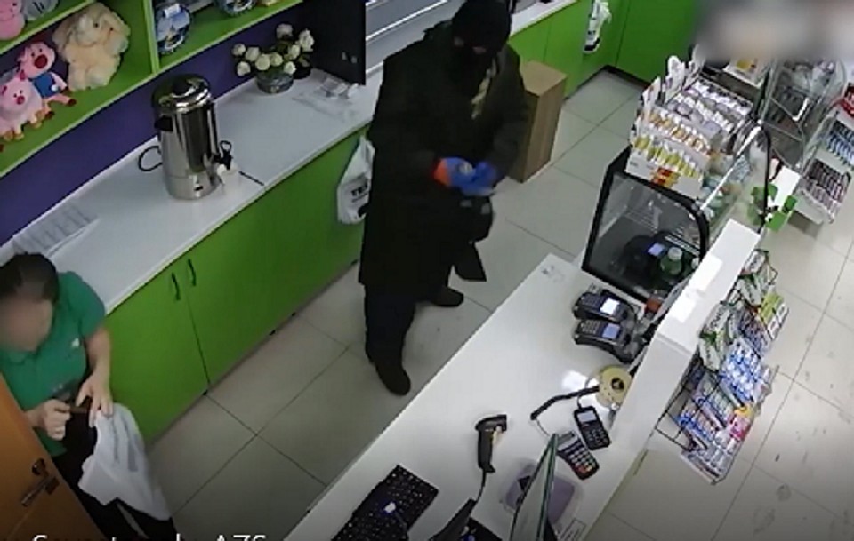 Преступники угрожали сотрудникам бензоколонки. Фото: кадр видео