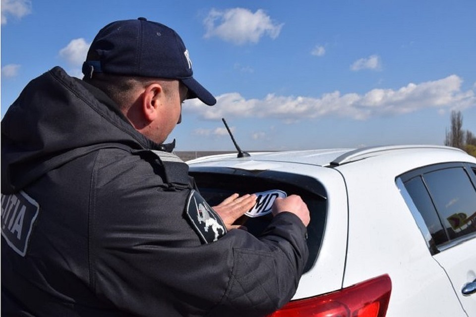 Водители автомобилей с регистрационными номерами нейтрального дизайна обязаны прикрепить на машину отличительный знак государства