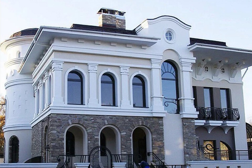 Дом продают вместе с мебелью, сантехникой и картинами. Фото: avito.ru