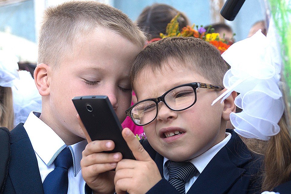 Школьники на линейке 1 сентября.