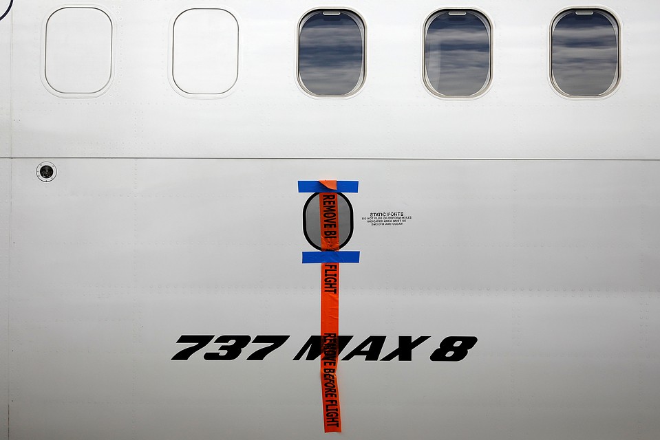 Опечатанный самолет Боинг 737 max 8 в аэропорту.