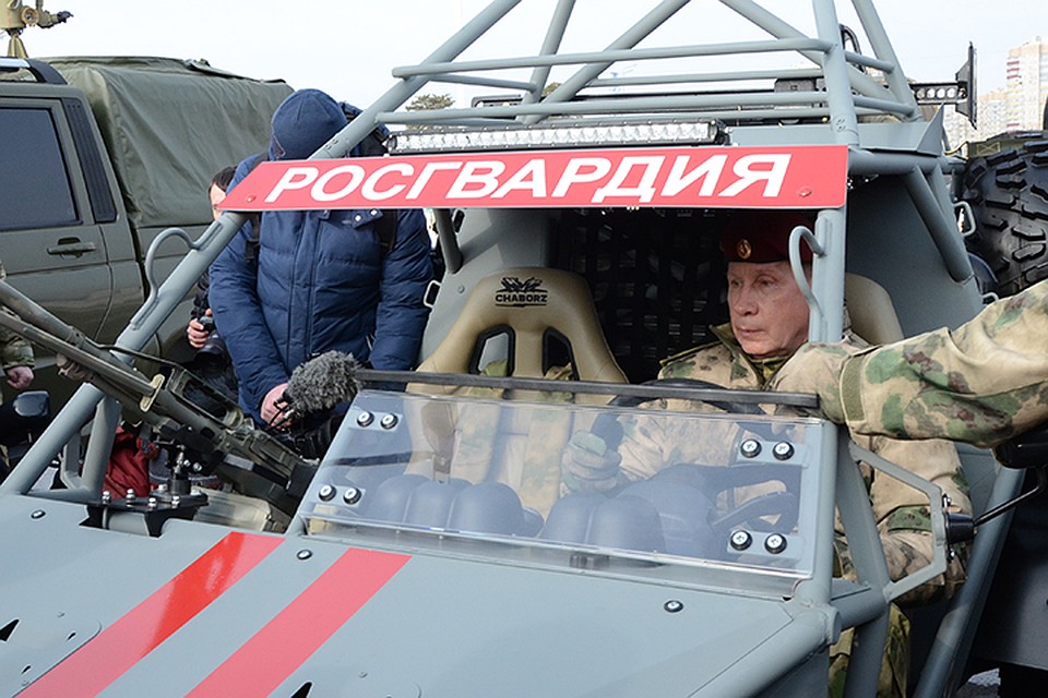 Директор Росгвардии Виктор Золотов осматривая экспозицию больше всего времени уделил внимания многоцелевому вездеходу "Чаборз" М-3