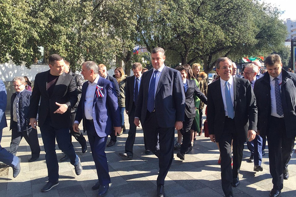 Французские политики пообщались с крымчанами в ходе прогулки по набережной Ялты
