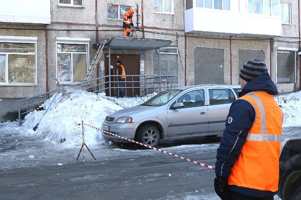 Пожаловаться на управляющую компанию, которая не чистит снег с крыш, можно по телефону "горячей линии", которая на выходных работает до 21.00 Фото: Администрация Кемерова