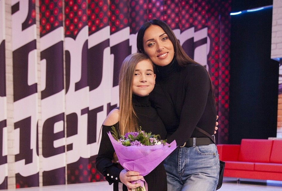 10-летняя Микелла исполнила композицию из репертуара американской певицы Джуди Гарленд «Somewhere Over the Rainbow».
