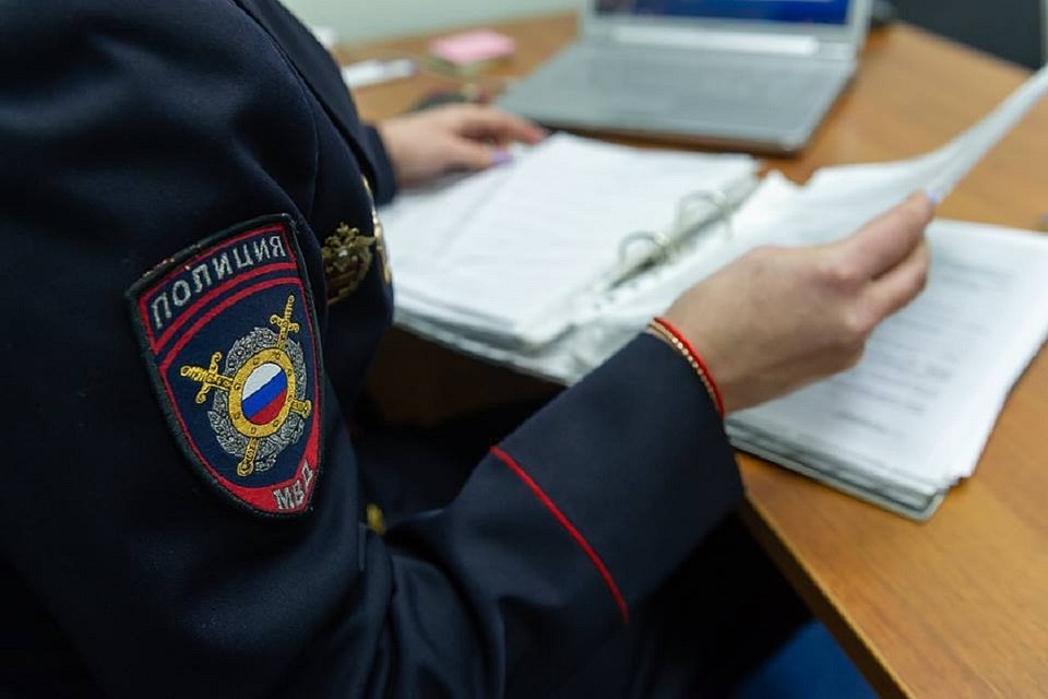 В Пскове устанавливаю водителя, который на легковой машине сбил девушку на улице Труда 5 марта 2019 года.