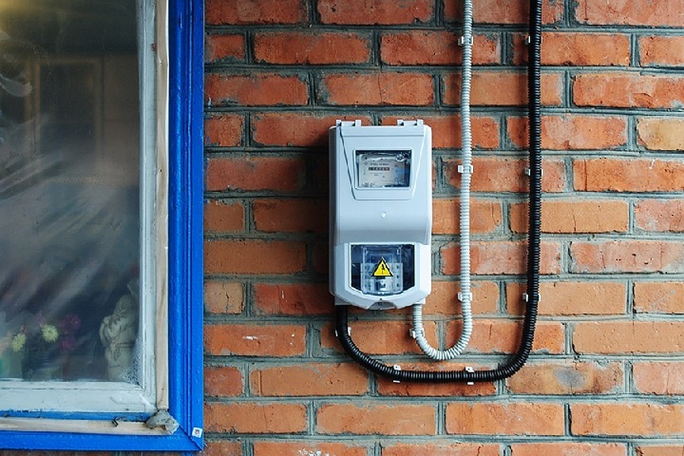 Контролеры без присутсвия хозяина не имеют права менять или снимать пломбы с измерительного прибора