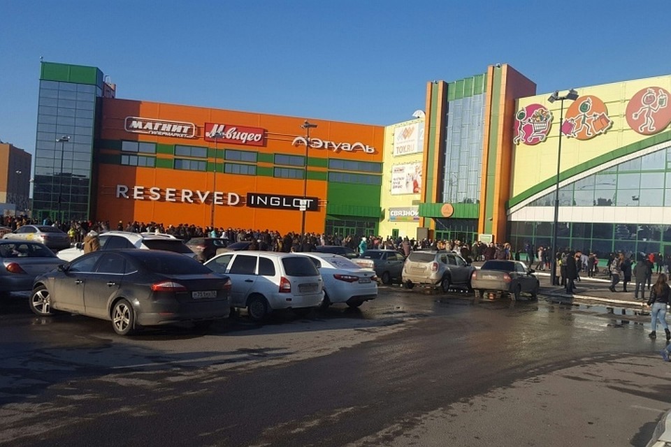Посетителей торгового центра попросили покинуть здание.