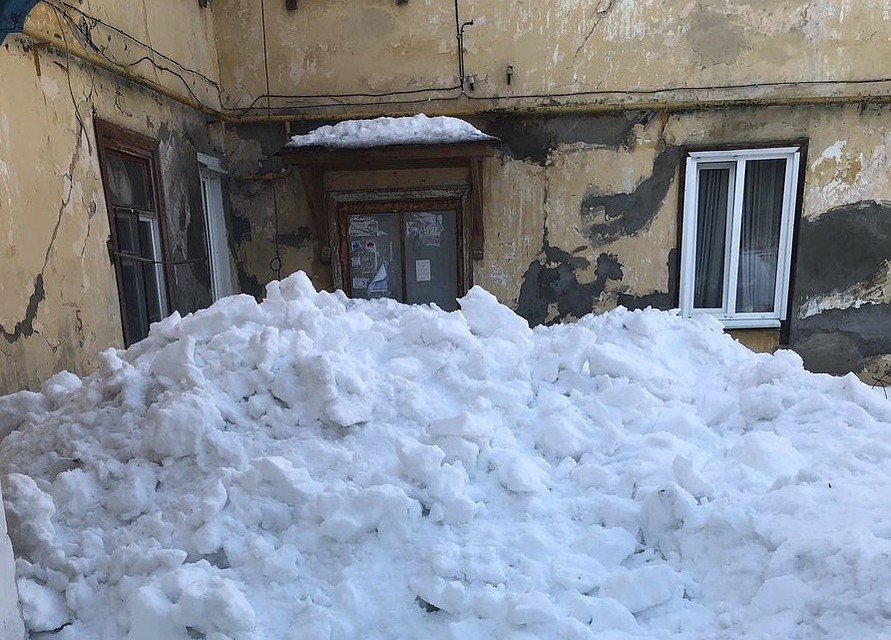 Вот такой сугроб "вырос" перед входом в подъезд после чистки крыши