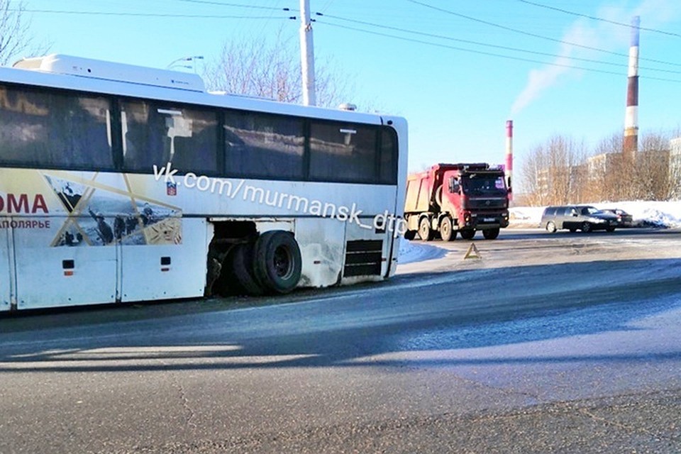 На улице Копытова автобус отбросил... нет, не копыта. Колесо! Фото: Игорь Федотов
