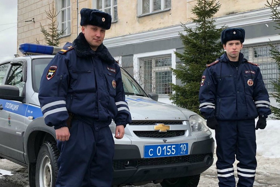 Правоохранители доставили гражданина обратно к его автомобилю, указали верное направление и пожелали хорошего пути. Фото: УМВД по Республике Карелия.