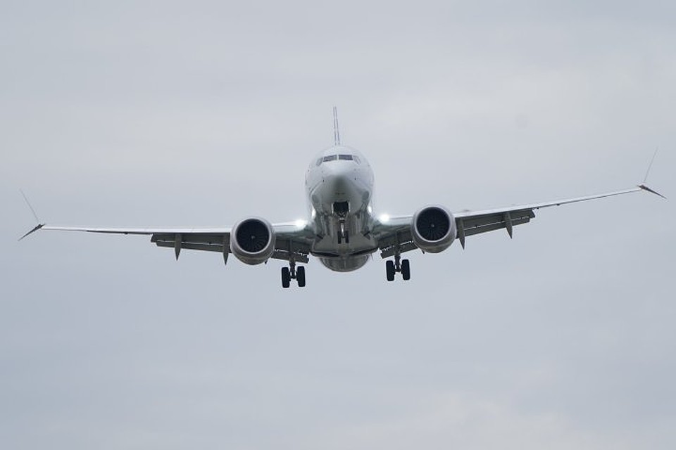 Самолет Boeing 737 MAX на подлете к аэропорту в Вашингтоне