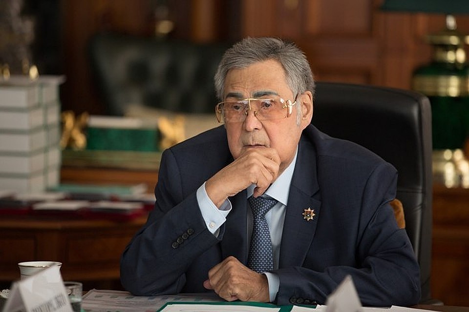 Аман Тулеев получил юбилейный знак Совета народных депутатов Кемеровской области